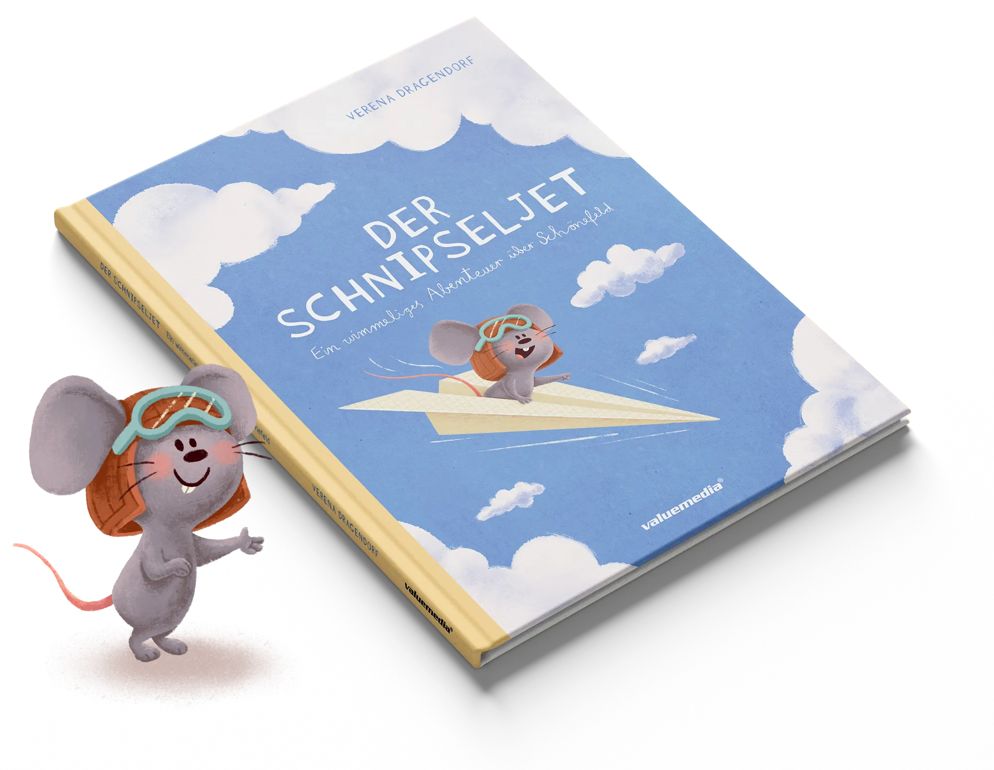 Mockup des Buchcovers von „Der Schnipseljet“ mit der Schönefeldmaus Piepsi, wie sie in ihrem Papierflieger durch die Wolken fliegt. Neben dem Cover steht die Maus ebenfalls und präsentiert das Mockup